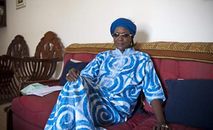 Portrait de Amsatou Sow Sidibe chez elle a Dakar. Professeur agregée en Droit, directrice de l'institut des droits de l'Homme et de la paix, Chevalier de la Légion d'honneur française, elle est la seule femme à se présenter à l'élection présidentielle (le 3 fevrier 2012)