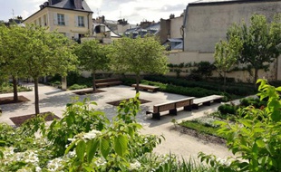 Le 13 mai 2015 dans le jardin public de la Cour des Senteurs à Versailles