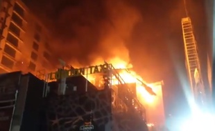 Au moins 15 personnes ont été tuées dans un incendie dans un complexe de Bombay, en Inde, le 29 décembre 2017.