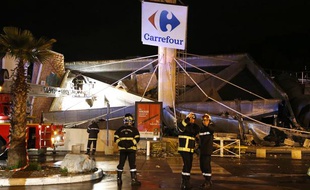 Le toit d'un magasin Carrefour effondré à Nice le 5 février 2014.