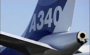 Le groupe européen d'aéronautique et de défense EADS pourrait revenir sur sa décision de vendre des usines de l'avionneur Airbus, et décider au contraire de continuer à les gérer en les regroupant dans une nouvelle entité, rapporte vendredi la Süddeutsche Zeitung.