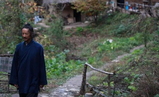 Maître Hou devant son abri de fortune dans les monts Zhongnan (Chine) le 31 octobre 2014