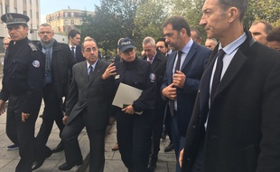 Christophe Castaner, entouré du préfet de police Michel Delpuech et du maire du 19e arrondissement, François Dagnaud