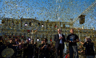 Jonny Wilkinson (à dr.) fait citoyen d'honneur de la ville de Toulon par le maire Hubert Falco (à g.)