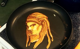 Avec des pancakes, il réalise des œuvres d'art