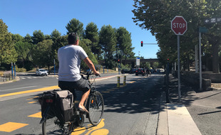 Un cycliste sur une nouvelle voie mixte ouverte aux vélos et aux bus