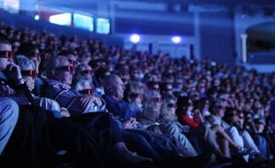 Des spectateurs pendant la projection d'un film au cinéma.