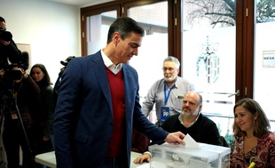 Le Premier ministre Pedro Sanchez a voté à Pozuelo de Alarcon, en Espagne dimanche 10 novembre 2019, lors des quatrième élections législatives en quatre ans.