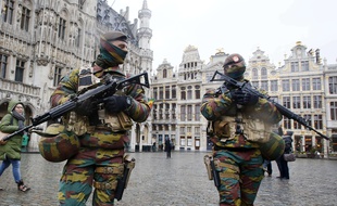 Des militaires patrouillent sur la Grand Place à Bruxelles, le 24 novembre 2015.