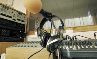 Concurrencée par le Net, la durée d'écoute par auditeur a baissé de trois minutes.