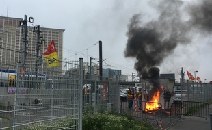Militants CGT près des rails à Lille-Flandres le 2 mai 2016