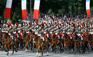 Un homme de 23 ans, suspecté d'avoir voulu s'en prendre à Emmanuel Macron lors du défilé du 14 juillet a été placé en détention provisoire.