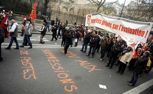 Des enseignants défilent à Paris, le 31 janvier 2012.