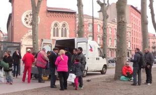 Le camion du Secours populaire, un dimanche matin, place du Salin à Toulouse.