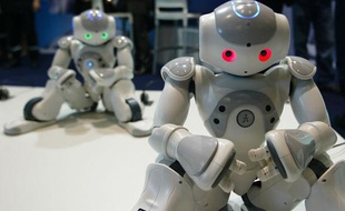 Les robots humanoïdes de chez Nao au sommet Innorobo de Lyon, le 23 mars 2011.
