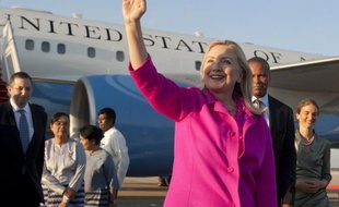 Hillary Clinton est arrivée mercredi en Birmanie pour la première visite d'un secrétaire d'Etat américain depuis 50 ans, avec l'espoir d'encourager "un mouvement pour le changement" dans l'un des pays les plus isolés de la planète.