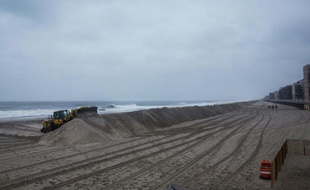 Un tractopelle construit une barrière de sable sur la plage de Long Beach, près de New York, en prévision de l'arrivée de l'ouragan Joaquin, le 2 octobre 2015