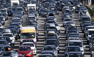 De nombreux automobilistes sont attendus sur les routes ce week-end.