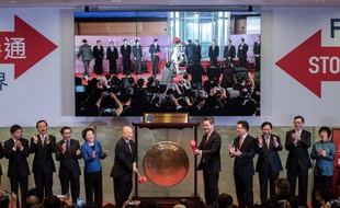 Le président de la Bourse de Hong Kong, Chow Chung Kong, et le chef de l'exécutif local Leung Chun-ying s'apprêtent à sonner le gong pour le lancement de la plate-forme boursière "Connect", le 17 novembre 2014