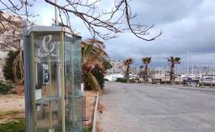 La dernière cabine téléphonique de Marseille se trouve au Frioul