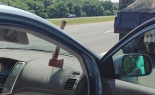 Photo d'une hache qui a atterri dans le pare-brise d'une voiture sur une autoroute du Massachusetts, le 30 juillet 2014.