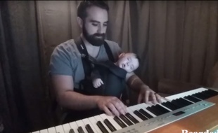 En jouant au piano la