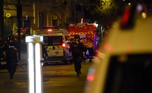 Forces de l'ordre près du Bataclan.