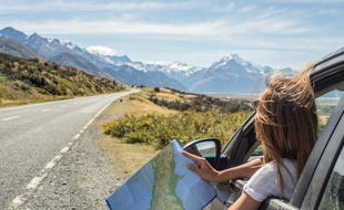 Les voitures électriques et hybrides veulent séduire les amoureux du voyage.