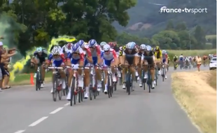 Le fumigène sur le peloton