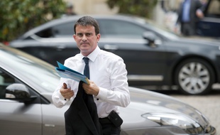 Le Premier Ministre Manuel Valls condamne lui aussi les violences survenues à Sarcelles dimanche soir. AFP PHOTO / MARTIN BUREAU