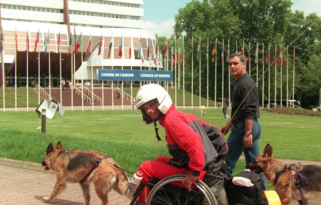 Strasbourg (Bas-Rhin), le 17 juin 1998. Alain Cocq arrive au conseil de l'Europe après un périple en fauteuil roulant de plus de 2.000 kilomètres.