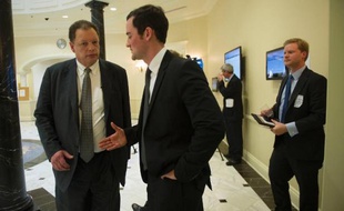 Le président de SNCF America Alain Leray (G) discute avec ses collègues avant de témoigner à Annapolis, dans le Maryland aux Etats-Unis, le 10 mars 2013