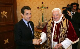 Nicolas Sarkozy a été reçu jeudi par le pape Benoît XVI lors de sa première visite de chef d'Etat au Vatican où il devait recevoir en outre le titre de "chanoine honoraire" de la basilique de Saint-Jean-de-Latran.