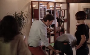 Le jeu de l'olive consiste à mettre un doigt dans les fesses d'une personne penchée, comme dans ce sketch des humoristes du Palmashow.