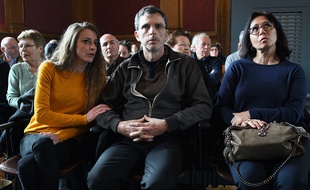 Christian Bouchon, le mari de la victime, sa fille Carlyne et Sandra, la soeur de Patricia Bouchon, lors du procès de Laurent Dejean.