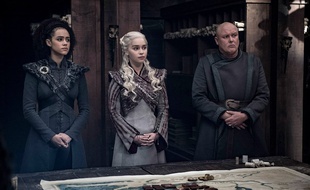 Missandei (Nathalie Emmanuel), Daenerys (Emilia Clarke) et Conleth Hill (Lord Varys) dans l’épisode 4 de la saison 8 de «Game of Thrones».