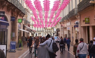 Les parapluies roses dans la rue de la loge à Montpellier, à l'occasion d'Octobre rose