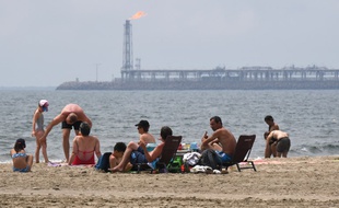 Des baigneurs à Fos-sur-Mer, à l'été 2017 (image d'illustration).