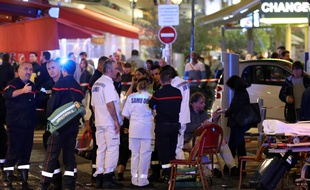 Policiers et pompiers sur les lieux du mouvement de foule qui a fait plusieurs blessés à Nice, le 30 avril 2018.