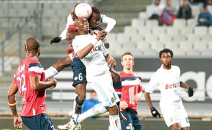 Stéphane Mbia (au centre) et Nicolas N'Koulou face à Lille en Janvier 2012.