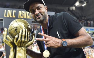 Tony Parker a pu poser pour la troisième fois de la saison mardi aux côtés d'un trophée majeur du basket français.