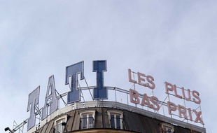 Sur le toit du magasin de Barbès, emblème de la marque, figure le slogan de Tati : "Les plus bas prix".