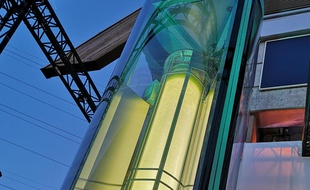 Dans ces colonnes de 4 m de haut pour 1 m de large, des micro-algues sont mises en culture et captent le CO2, le dioxyde d’azote et les particules fines que contient l’air.