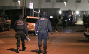 Strasbourg le 16 novembre 2015. Le Raid et la BRI sont intervenus dans un immeuble, à Strasbourg-Neudorf. Abdeslam Salah y aurait été aperçu. Fausse piste.