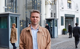 Derrière Cyrille, les grilles du ministère de l'Intérieur.