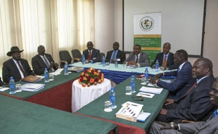 Le Premier ministre éthiopien Hailemariam Desalegn (c), le président Salva Kiir (g) et son rival et ancien vice-président Riek Machar (d), le 3 mars 2015 à Addis Abeba