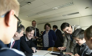 La ministre de l'Education Najat Vallaud-Belkacem (3e à d) lors d'une visite dans un collège à Cirey-sur-Vezouze, dans l'est de la France, le 21 avril 2016