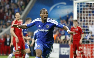 Didier Drogba célèbre son but égalisateur contre le Bayern Munich en finale de la Ligue des Champions, à l'Allianz Arena de Munich, le 19 mai 2012.