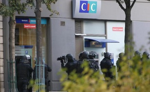 Un homme armé, qui réclamait un logement social pour lui et son fils, a pris en otages pendant plus de deux heures quatre personnes dans une banque CIC de Paris avant de se rendre à la police.