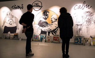 Des visteurs à l'exposition en hommage à Charlie Hebdo au musée de la BD à Angoulême, le 29 janvier 2015